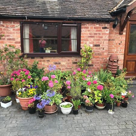 Nuneaton - Cottage - Sleeps 2 - Parking - Garden Bagian luar foto