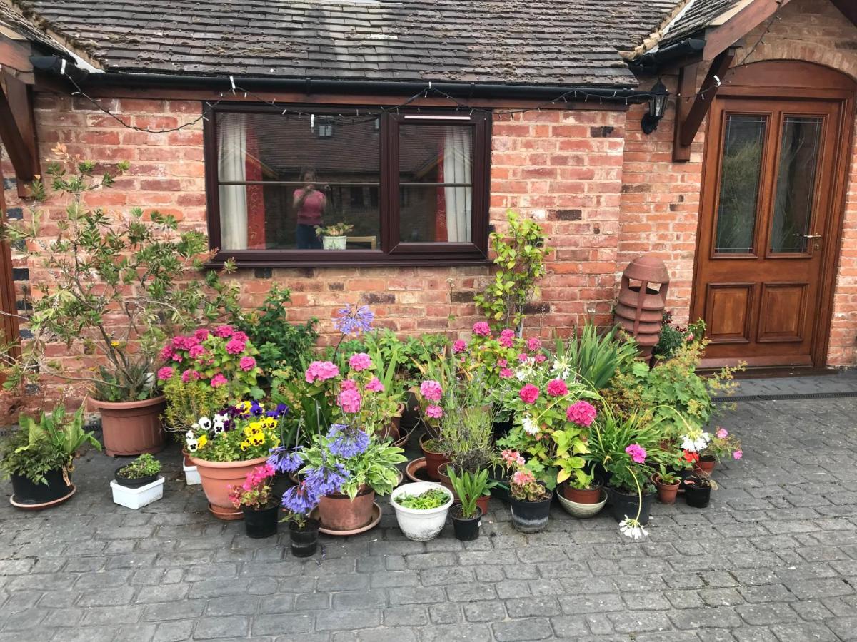Nuneaton - Cottage - Sleeps 2 - Parking - Garden Bagian luar foto