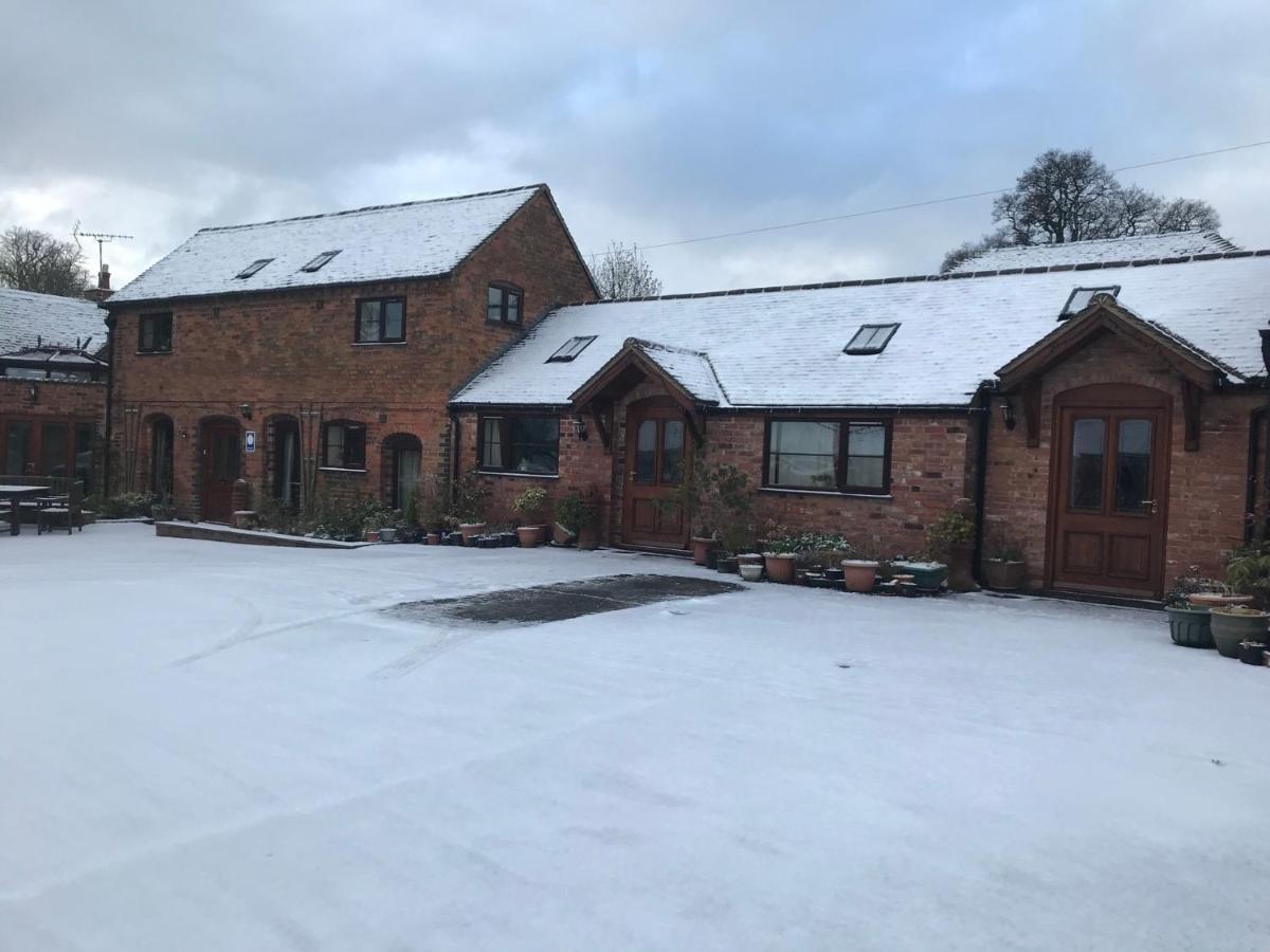 Nuneaton - Cottage - Sleeps 2 - Parking - Garden Bagian luar foto