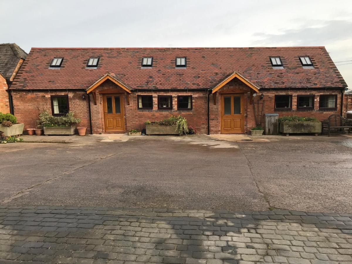 Nuneaton - Cottage - Sleeps 2 - Parking - Garden Bagian luar foto