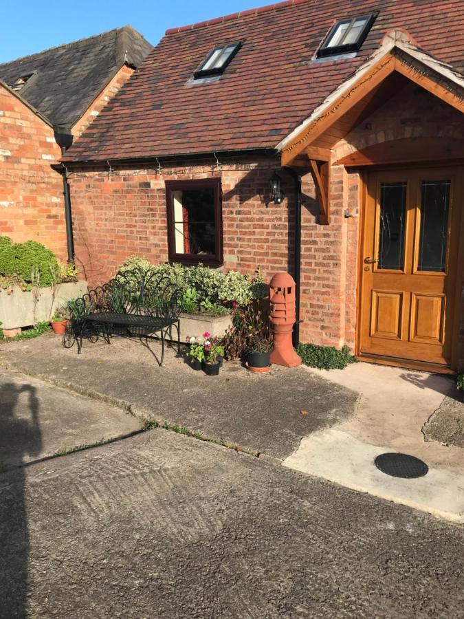 Nuneaton - Cottage - Sleeps 2 - Parking - Garden Bagian luar foto